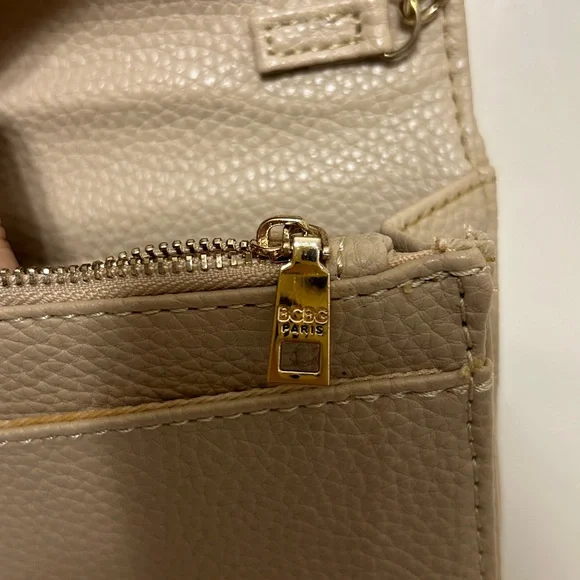 BCBG Paris Quilted Crossbody Bag in Creamy Beige - Wristlet Strap Woven Chain - Picture 9 of 11